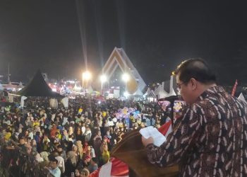 Mukti dihadapan puluhan warga yang hadir nikmati malam hiburan. (Foto : ist)