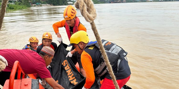 Pencari Besi yang Tenggelam di Sungai Batanghari Ditemukan Mengapung. (Foto : ist)