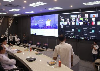Gubernur Al Haris Sapa Pemerintah Desa Penerima Bantuan Internet Desa. (Foto : ist)