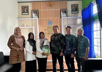 Dinas Kearsipan dan Perpustakaan Merangin Terima 18 Buku dari Kantor Bahasa Provinsi Jambi. (Foto : Yendri - sinarjambi.com)