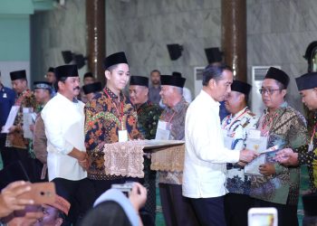 Presiden Bagikan 1.000 Sertipikat Tanah Wakaf di Jatim. (Foto : ist)