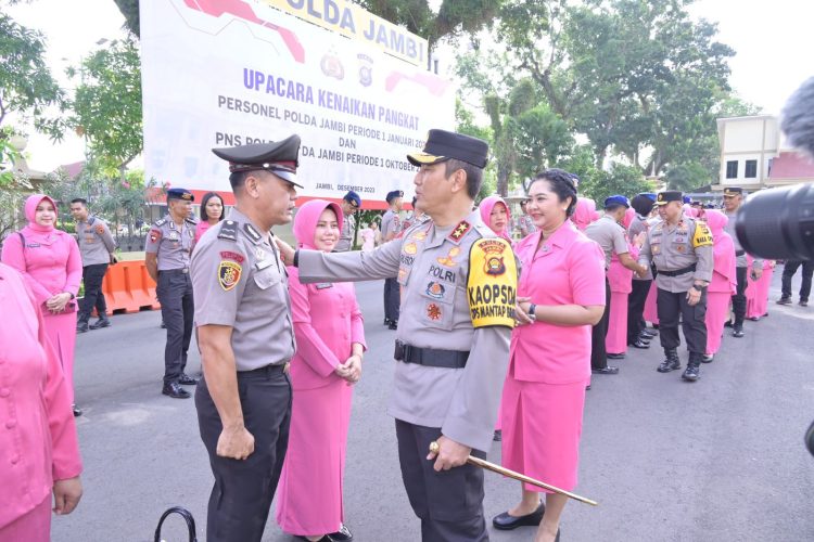 Polda Jambi Gelar Upacara Kenaikan Pangkat Personil Polri. (Foto : ist)