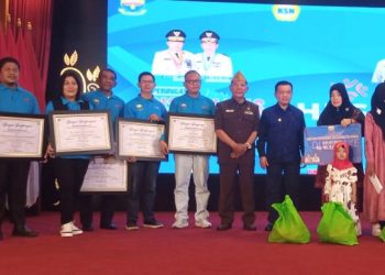 Plt Direktur Utama Bank Jambi (tengah) usai menerima penghargaan. (Foto : Rolan - sinarjambi.com)