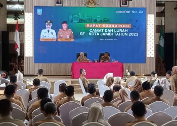 Sri Purwaningsih didampingi Sekda A Ridwan memimpin Rakor Camat dan Lurah. (Foto : Rolan - sinarjambi.com)