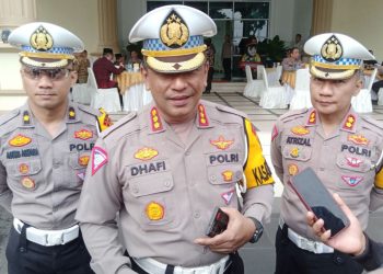 Kombes Pol Dhafi (tengah) usai apel gelar pasukan Operasi Terpusat Kepolisian Lilin 2023 Polda Jambi. (Foto : Rolan - sinarjambi.com)