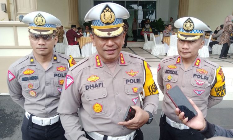 Kombes Pol Dhafi (tengah) usai apel gelar pasukan Operasi Terpusat Kepolisian Lilin 2023 Polda Jambi. (Foto : Rolan - sinarjambi.com)