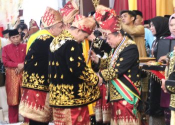 Gubernur Al Haris: Gelar Adat Bentuk Apresiasi Terhadap Kontribusi Anak Negeri Jambi. (Foto : ist)