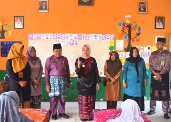 Pastikan Pendidikan Tetap Berjalan, Sri Purwaningsih akan Pindahkan Siswa SDN 212 ke SDN 206. (Foto : ist)