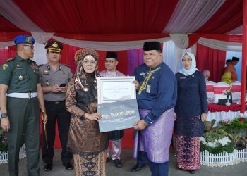 Pemkot Jambi Peringati Hari Jadi ke-67 Provinsi Jambi, Sri Purwaningsih Beri Penghargaan Camat-Lurah. (Foto : ist)