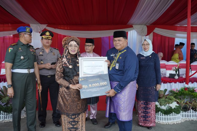 Pemkot Jambi Peringati Hari Jadi ke-67 Provinsi Jambi, Sri Purwaningsih Beri Penghargaan Camat-Lurah. (Foto : ist)