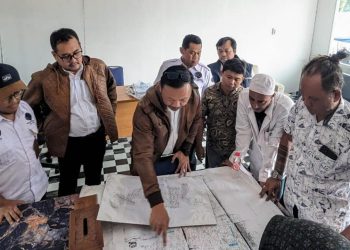 Kepala BPN Kota Depok Indra Gunawan didampingi Kepala Seksi PPS BPN Kota Depok Galang Rambu Sukmara serta jajaran Kantor Pertanahan Kota Depok saat melakukan tinjauan lokasi dan berdialog dengan warga di wilayah Pancoran Mas, Kota Depok belum lama ini. (Foto : BPN Kota Depok)