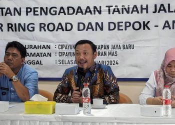 Kepala Kantor Pertanahan Kota Depok Indra Gunawan dan Kepala Seksi Pengadaan Tanah dan Pengembangan Hodidjah hadir dalam kegiatan pemberian ganti kerugian tanah untuk Jalan Tol Depok Antasari di Kelurahan Rangkapan Jaya Baru, Kota Depok, Selasa 9 Januari 2023. (Foto BPN Kota Depok)