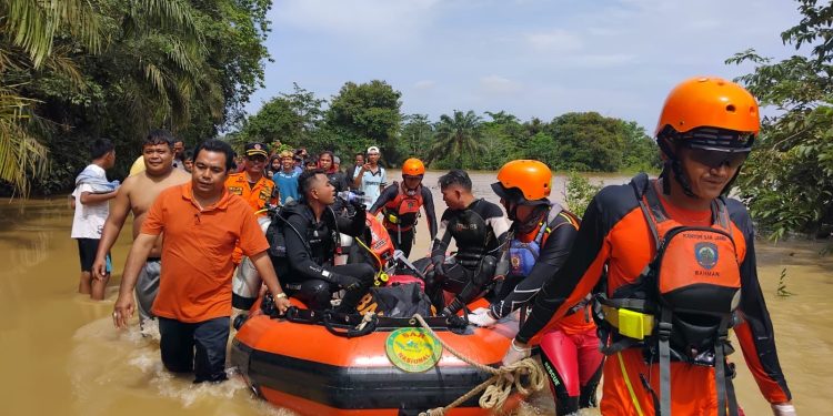 Penyelam Basarnas Temukan Siswanto Korban Tenggelam di Sungai Batanghari. (Foto : ist)