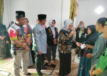 Sri Purwaningsih Takziah Ke Rumah Anak Kecil Meninggal Tenggelam di Tahtul Yaman. (Foto : ist)