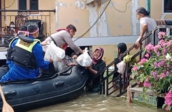 Kapolda Jambi bantu warga yang terdampak banjir di kawasan Legok. (Foto : ist)