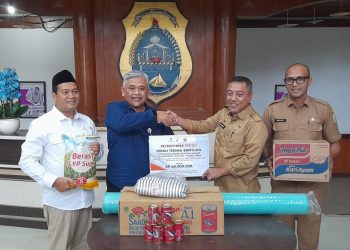 SKK Migas – PetroChina Jabung Serahkan Bantuan Penanganan Banjir di
Tanjungtim. (Foto: ist)