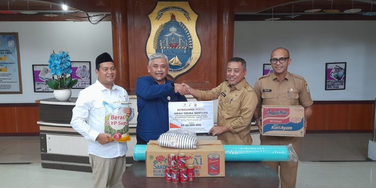 SKK Migas – PetroChina Jabung Serahkan Bantuan Penanganan Banjir di
Tanjungtim. (Foto: ist)