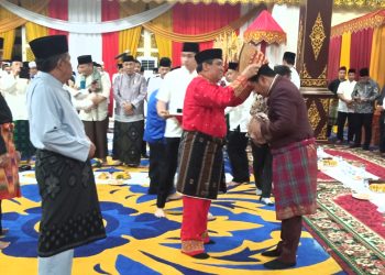 Ketua LAM Jambi sematkan Lacak kepada Hadi Tjahjanto. (Foto : Rolan - sinarjambi.com)