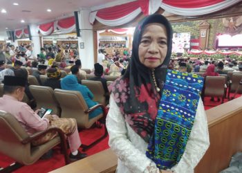 DR Hj Muallimah Radhiana Mpd saat menghadiri paripurna DPRD Provinsi Jambi dalam rangka HUT ke-67 Provinsi Jambi. (Foto : Rolan - sinarjambi.com)