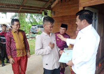 Esfendi Ambo Aco menerima sertipikat dari Hadi Tjahjanto. (Foto : Rolan - sinarjambi.com)