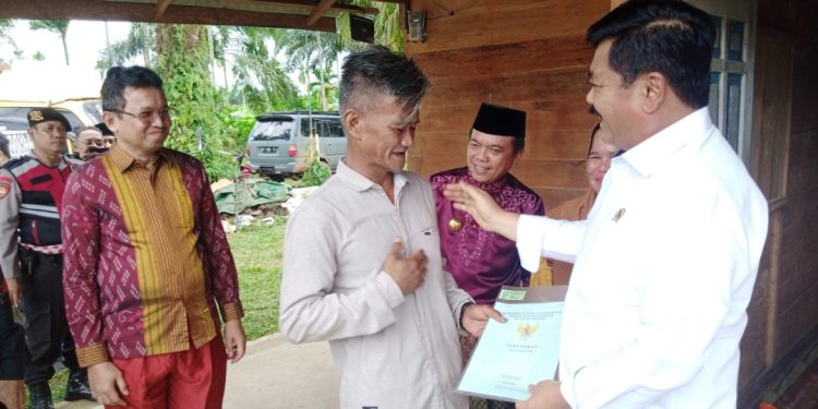 Esfendi Ambo Aco menerima sertipikat dari Hadi Tjahjanto. (Foto : Rolan - sinarjambi.com)
