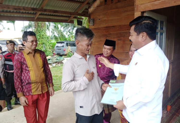 Esfendi Ambo Aco menerima sertipikat dari Hadi Tjahjanto. (Foto : Rolan - sinarjambi.com)