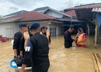 Polda Jambi Kerahkan Personel Brimob Bantu Evakuasi Warga Kerinci Terdampak Banjir. (Foto : ist)