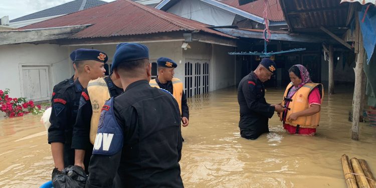 Polda Jambi Kerahkan Personel Brimob Bantu Evakuasi Warga Kerinci Terdampak Banjir. (Foto : ist)