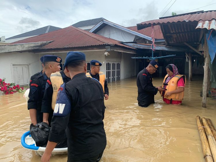 Polda Jambi Kerahkan Personel Brimob Bantu Evakuasi Warga Kerinci Terdampak Banjir. (Foto : ist)