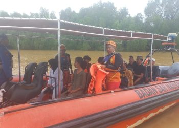SAR Jambi Evakuasi 11 Penumpang Pompong yang Mengalami Mati Mesin. (Foto : ist)