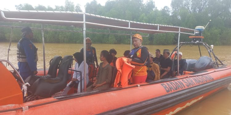 SAR Jambi Evakuasi 11 Penumpang Pompong yang Mengalami Mati Mesin. (Foto : ist)