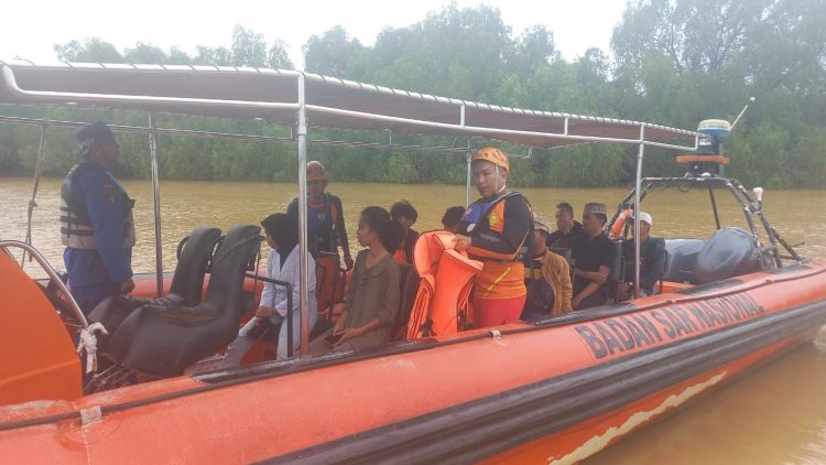 SAR Jambi Evakuasi 11 Penumpang Pompong yang Mengalami Mati Mesin. (Foto : ist)