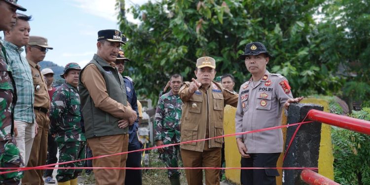 Aksi Cepat Gubernur Al Haris Respon Amblasnya Jembatan di Tamiai. (Foto : ist)