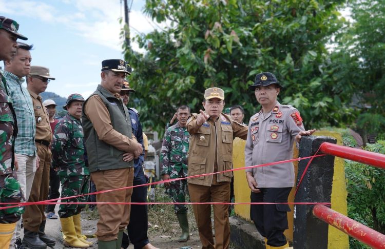 Aksi Cepat Gubernur Al Haris Respon Amblasnya Jembatan di Tamiai. (Foto : ist)