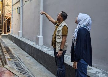 Kepala BPN Kota Depok Indra Gunawan bersama Kasubag TU Nina Windialika dan jajaran saat meninjau Gedung Warkah yang diharapkan tahun ini bisa difungsikan. (Foto: BPN Kota Depok)