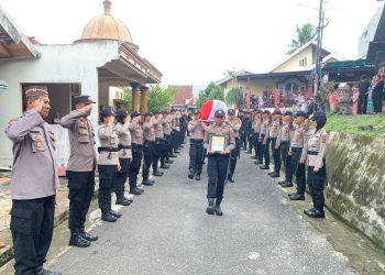 Polresta Jambi Laksanakan Pemakaman Anggota Polri. (Foto : ist)