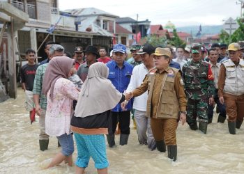 Tinjau Banjir di Kerinci, Gubernur Al Haris Perhatikan Stok Makanan dan Kesehatan Warga. (Foto : ist)