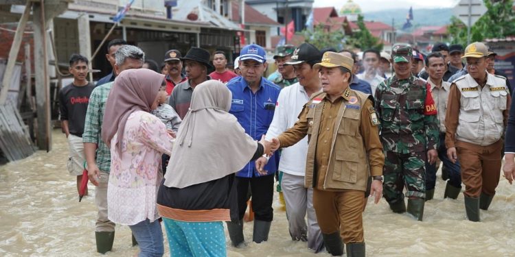 Tinjau Banjir di Kerinci, Gubernur Al Haris Perhatikan Stok Makanan dan Kesehatan Warga. (Foto : ist)
