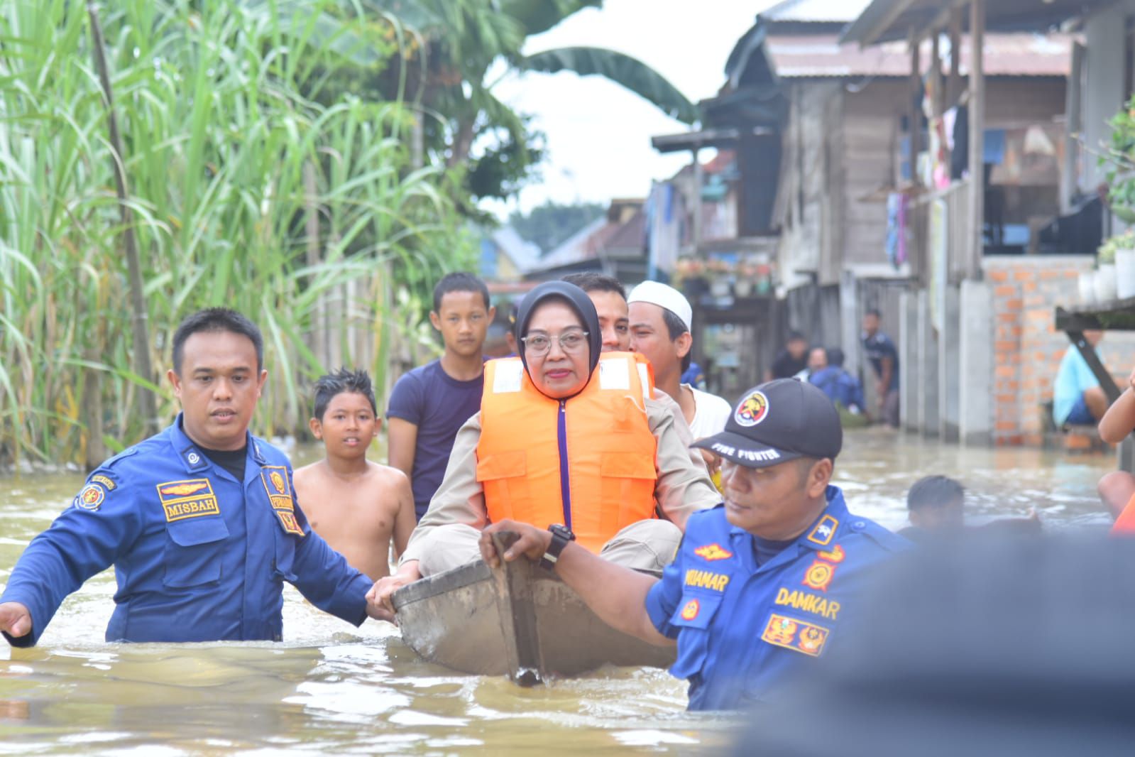 Sri Purwaningsih tinjau banjir di kelurahan Tahtul Yaman. (Foto : ist)