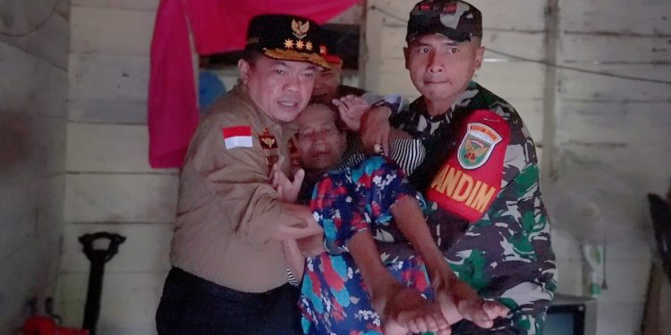 Gubernur Al Haris Bersama Dandim Bute Evakuasi Warga Terdampak Banjir. (Foto : ist)
