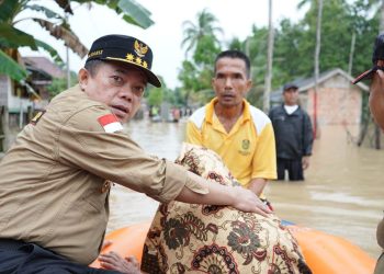 Gubernur Al Haris Minta Satgas Penanganan Banjir Perhatikan Pangan dan Kesehatan Warga di Penampungan. (Foto : ist)