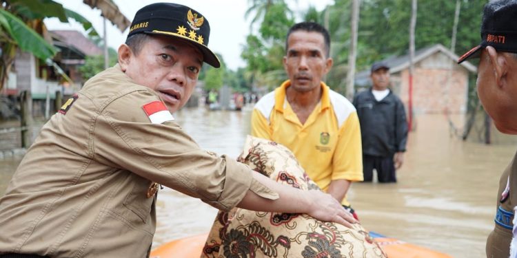 Gubernur Al Haris Minta Satgas Penanganan Banjir Perhatikan Pangan dan Kesehatan Warga di Penampungan. (Foto : ist)
