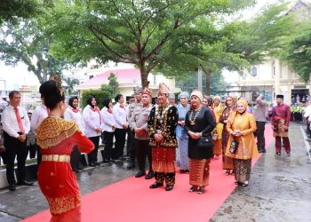 Irjen Rusdi Harto Disambut Wakapolda dan Tarian Persembahan. (Foto : ist)