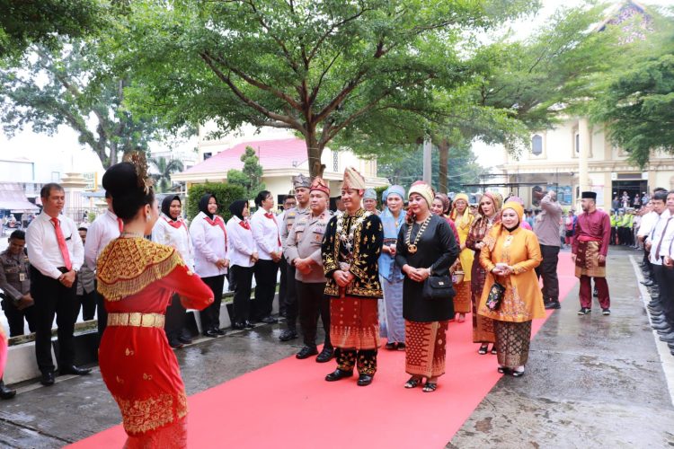 Irjen Rusdi Harto Disambut Wakapolda dan Tarian Persembahan. (Foto : ist)