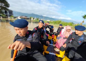 Banjir di Kerinci-Sungai Penuh, Polda Jambi Kembali Kirim Personel Bantu Evakuasi dan Dirikan Dapur Umum. (Foto : ist)