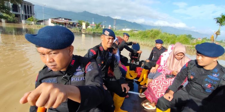 Banjir di Kerinci-Sungai Penuh, Polda Jambi Kembali Kirim Personel Bantu Evakuasi dan Dirikan Dapur Umum. (Foto : ist)
