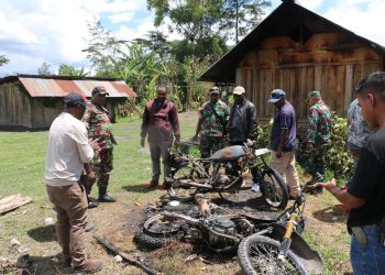 Pasca Perang Suku, Dandim Jayawijaya Tinjau Rumah & Honai yang Terbakar. (Foto : ist)