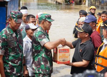 Danrem Gapu Tinjau Banjir Kerinci dan Sungai Penuh. (Foto : ist)