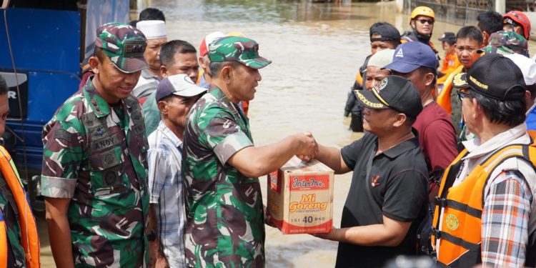Danrem Gapu Tinjau Banjir Kerinci dan Sungai Penuh. (Foto : ist)