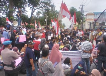 Suarakan Penolakan Stockpile Batu Bara, Warga Aurkenali dan Mendalo 'Serbu' Gedung Dewan. (Foto : ist)